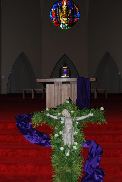 Ook in de Sint-Amanduskerk werd om 15 uur het kruis van Jezus vereerd met witte rozen en ’s avonds werd de kruisweg biddend overwogen.  © D.D.