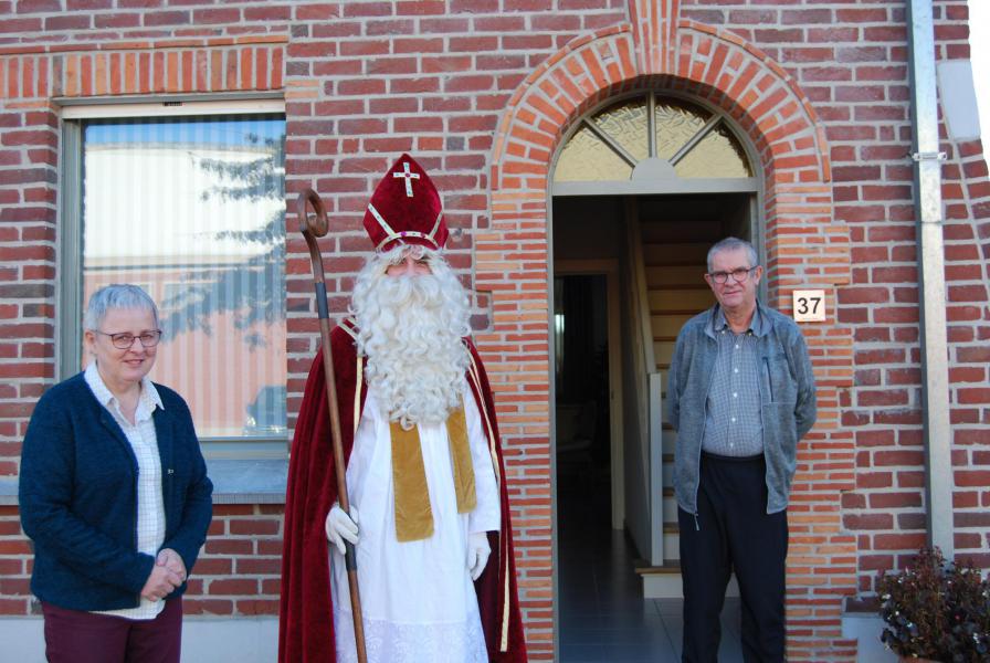 De Sint bij teamleden Marleen en Romain.  © Kerk in Zwevegem / Communicatie / Sint 2020