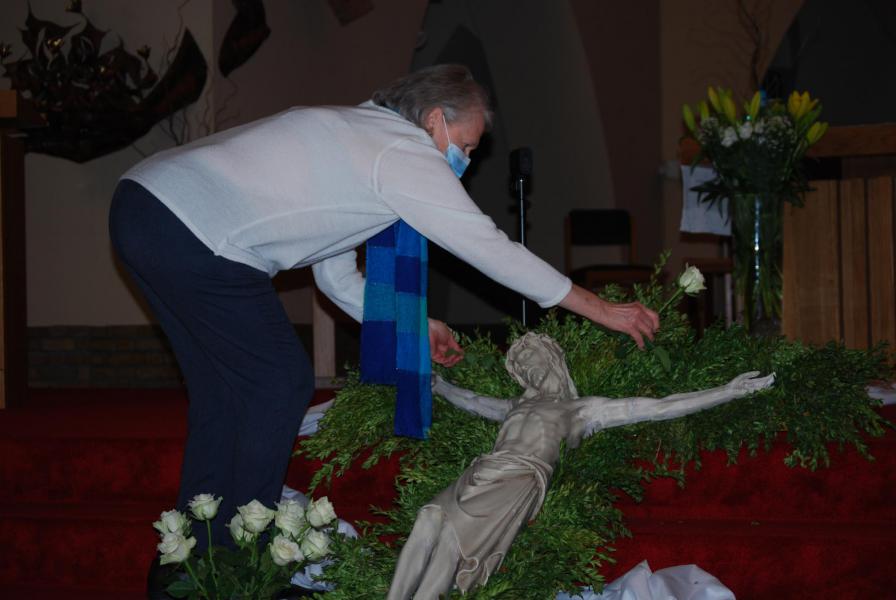 Bloemenmeisje Liliane Dekimpe legt de laatste hand aan de paasdecoratie.  © D.D.