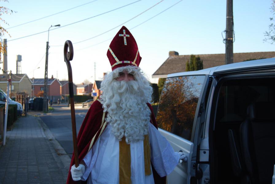 De Sint stapt heel héél vermoeid terug in de wagen.  © Kerk in Zwevegem / Communicatie / Sint 2020