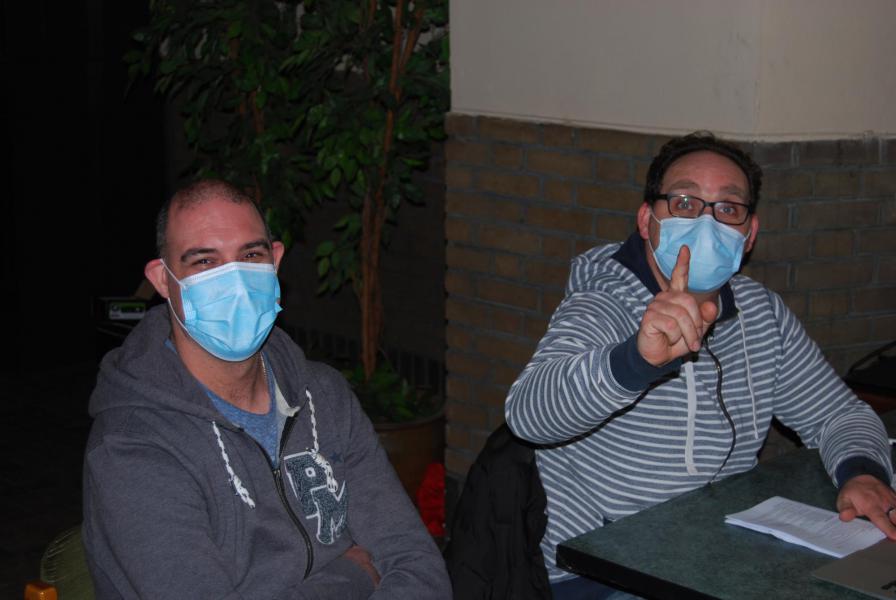 Alles onder controle! Technici Stijn Daenens en Kristof Callewaert zijn helemaal klaar om de paaswake, net zoals alle andere vieringen tijdens de Goede Week, te livestreamen.  © D.D.