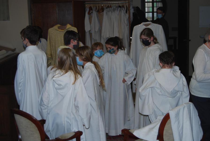 Een drukte van jewelste in de sacristie voor de viering.  © D.D.