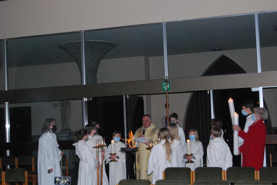 Achteraan in de kerk werd het vuur gezegend en werden de paaskaarsen ontstoken.  © D.D.