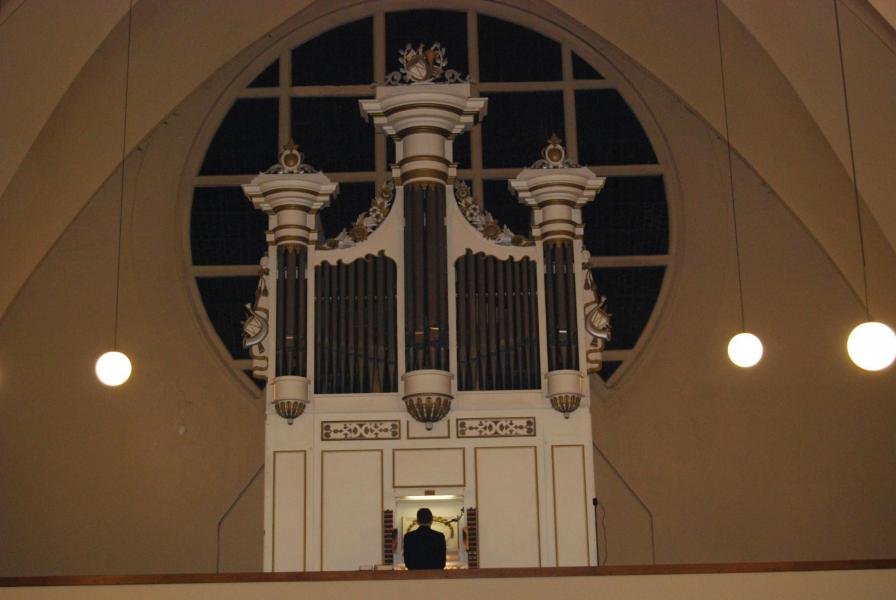 Terwijl alle klokken luidden deed organist Pavell de Sint-Amanduskerk op haar grondvesten daveren met prachtig orgelspel tijdens het ‘Eer aan God’.  © D.D.