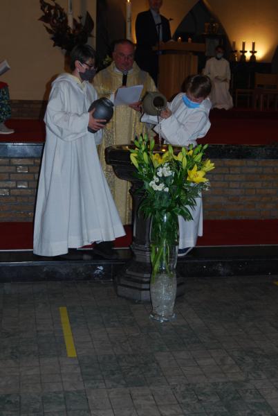 Samen met de andere misdienaars goten John en Ralph het frisse water in de doopvont voor het gezegend werd.  © D.D.