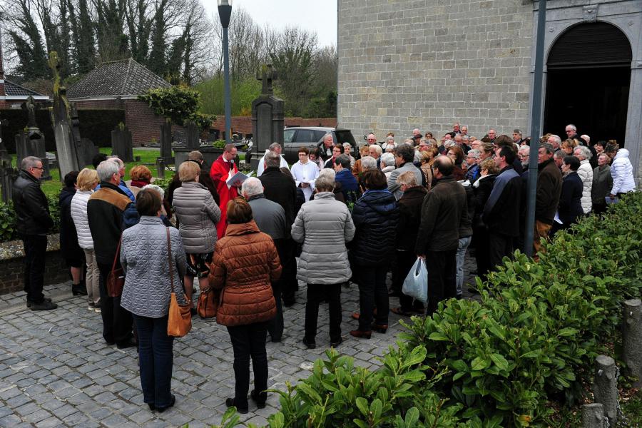 De viering startte buiten met het evangelie over de intrede van Jezus in Jeruzalem. Daarna volgde de intrede in de kerk met de palmprocessie.  © Roel Verleyen