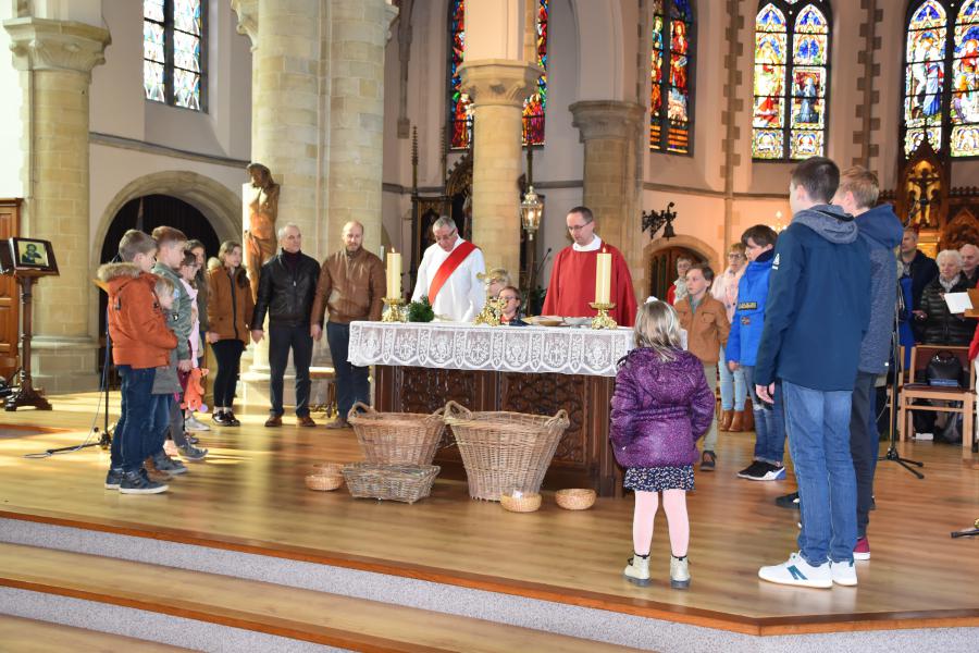 We maakten met de aanwezige jongeren en kinderen een kring rond het altaar voor het gebed van Jezus.  © Helemaal Herzele