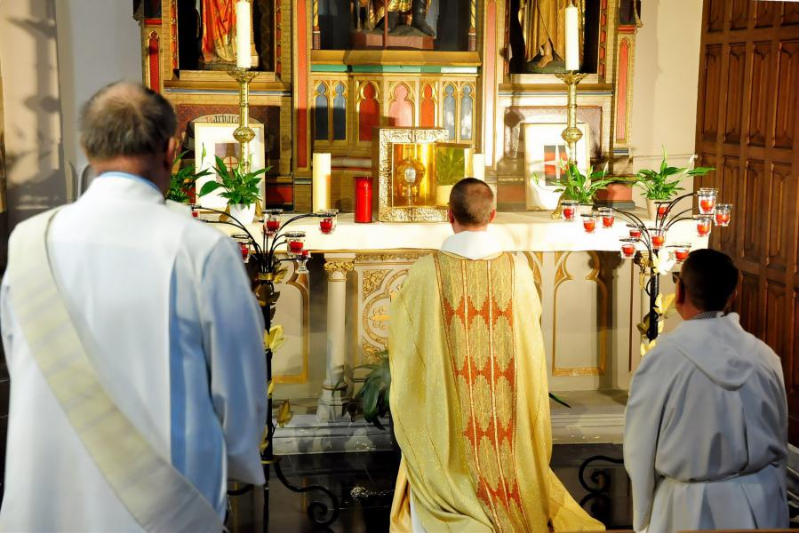 Aanbidding van het heilig sacrament aan het rustaltaar. ©  Roel Verleyen
