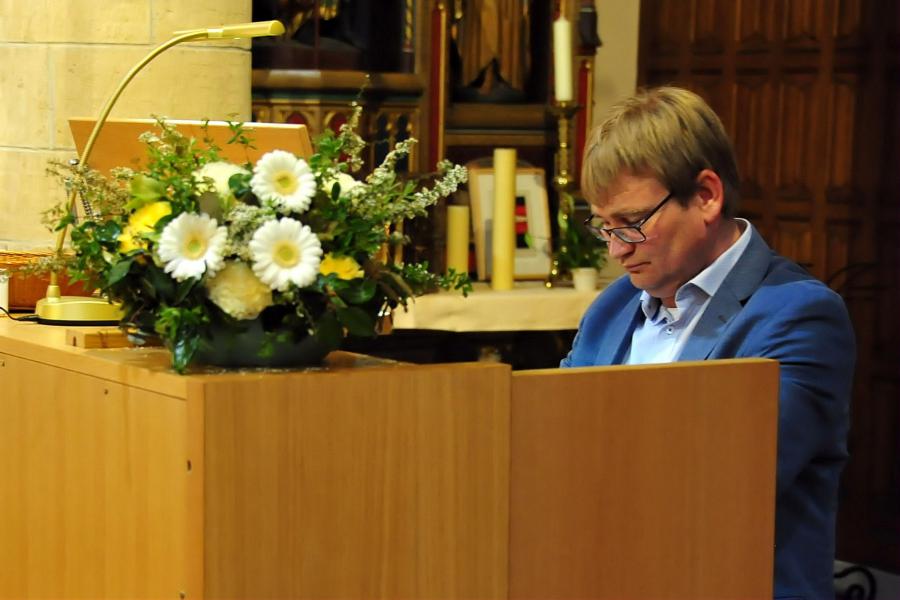 Kristof begeleidde het koor aan het orgel, Pieter was de dirigent.  © Roel Verleyen