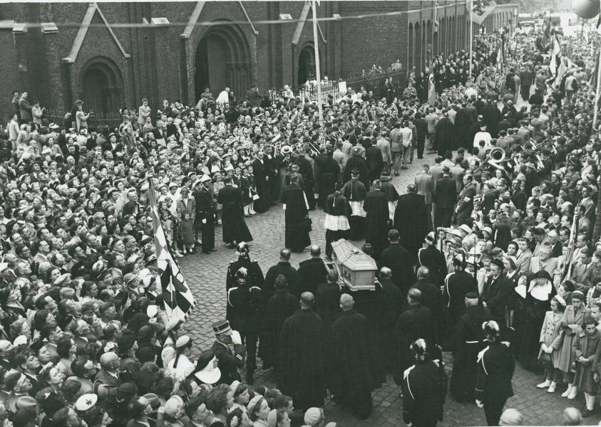 Passionisten dragen de kist in 1952 onder massale belangstelling door de Kortrijkse straten © Stadsarchief Kortrijk, Beeldbank