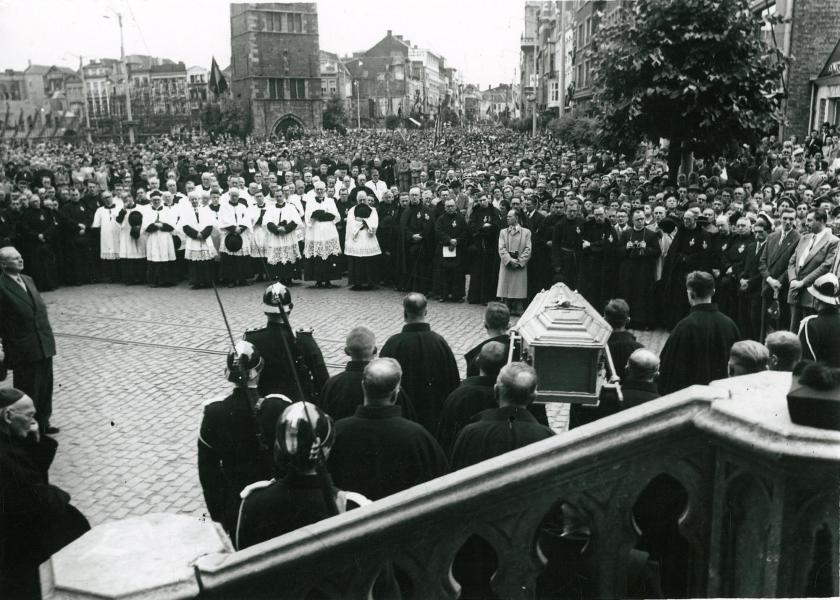 De kist voor het perron van het stadhuis voor een huldegroet door de personaliteiten. De Grote Markt en aanpalende straten zijn volgepropt met gelovigen © Stadsarchief Kortrijk, Beeldbank