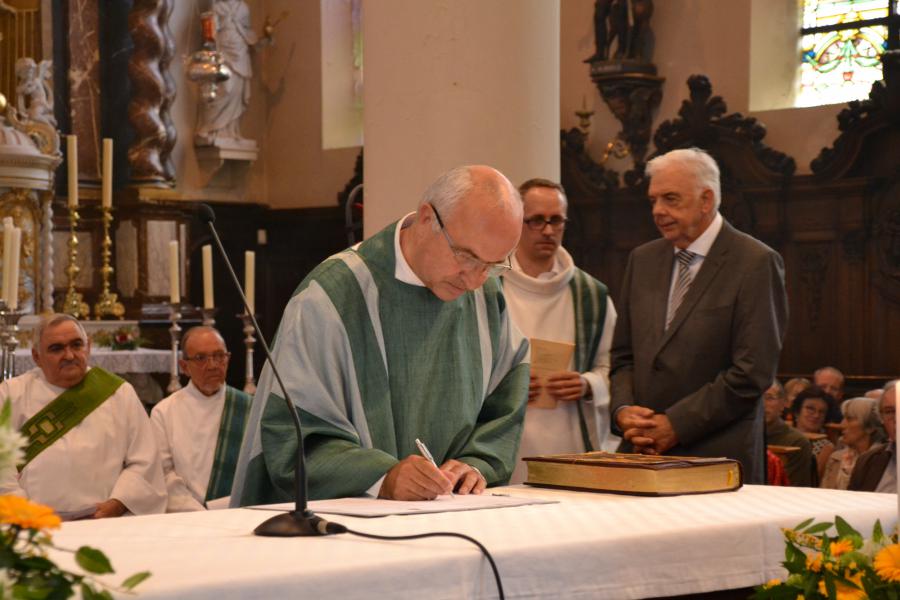 De benoemingsbrief wordt ondertekend. © Geert Defauw