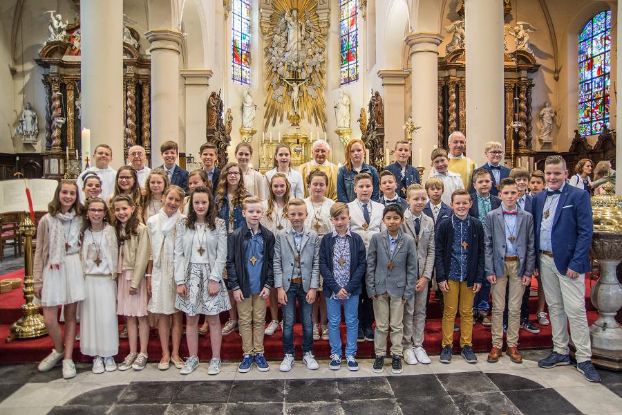 De vormelingen in de Sint-Laurentiuskerk  © Trouwstudio