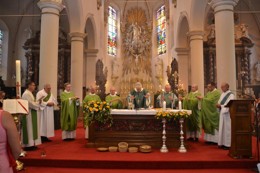 Samen met enkele priesters uit het dekenaat droeg de bisschop de eucharistie op.