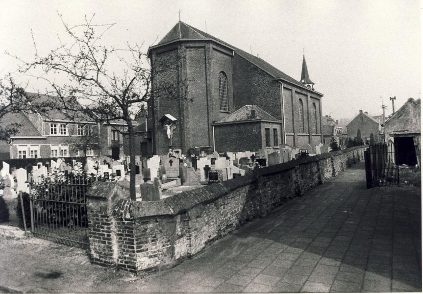 Kerk en kerkhof in 1987
