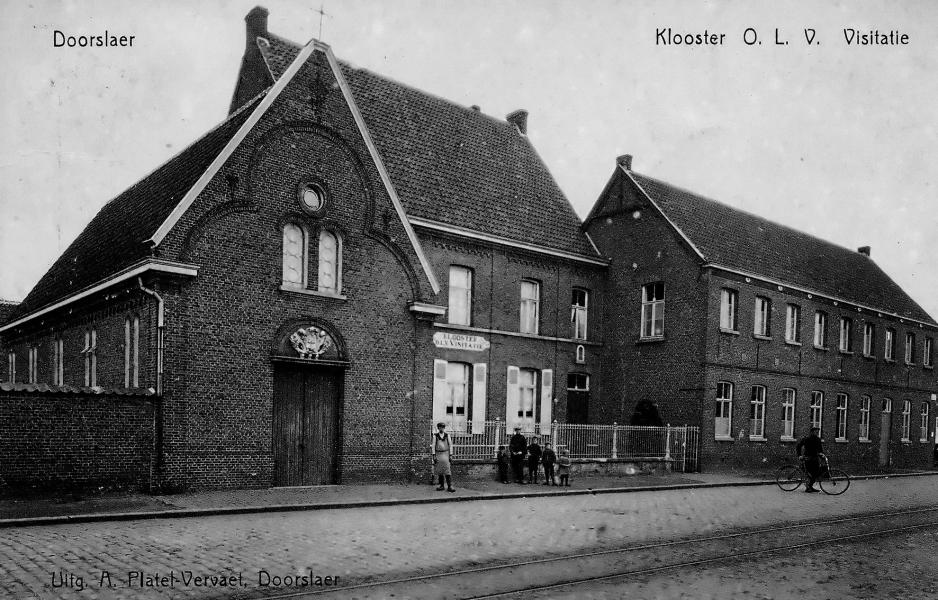 E.H. Van Wassenhove liet in 1882 beginnen  met de bouw van het klooster O.-L.-Vr