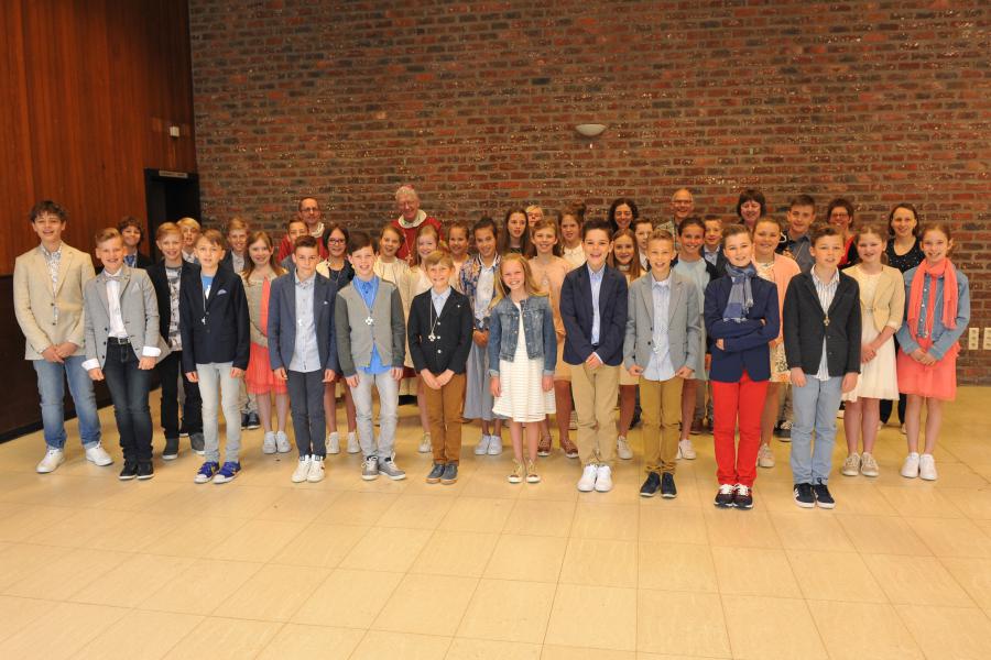 De vormelingen in de Sint-Annakerk Heirbrug (2) © Foto Dobbelaere