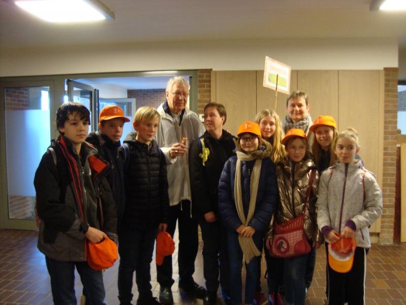 De vormelingen en catechisten uit Lovendegem en Vinderhoute stellen 'Maarten' voor aan bisschop Luc Van Looy. © Kerk & Leven Lovendegem Vinderhoute