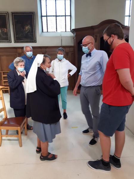 Een babbeltje na de viering in Ename 