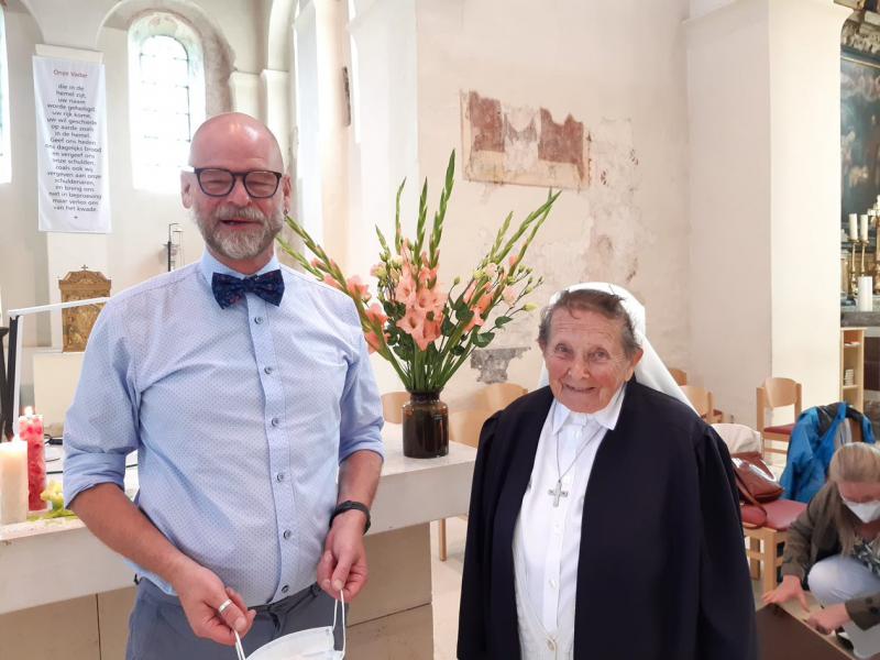 Zuster Agnes met pastoor Patrick 