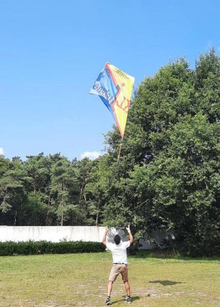 Met een stevige opgooi startte KLJ Stekene hun kampperiode in Genk. Hun vlag ten top! 