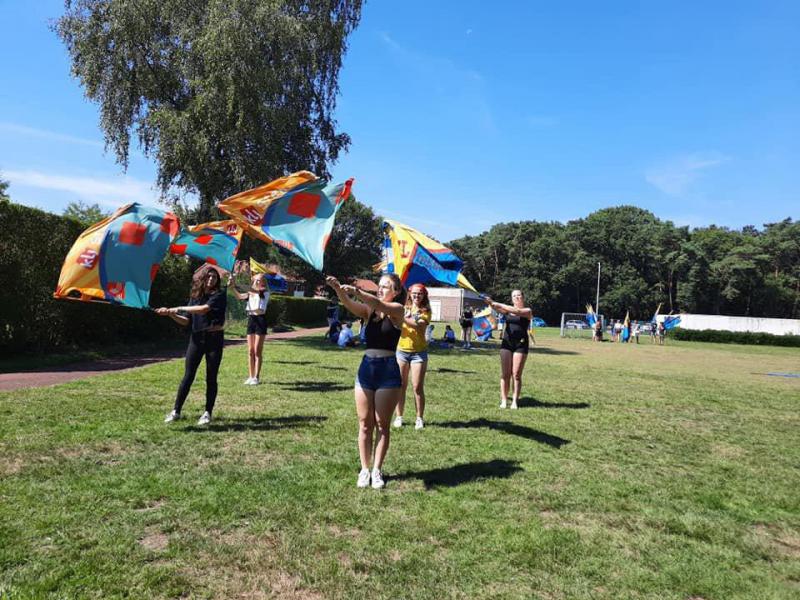 Onze KLJ-jongens en meisjes kunnen terugblikken op een fijne kampperiode in Genk. “Geslaagd met vlag en wimpel”! 