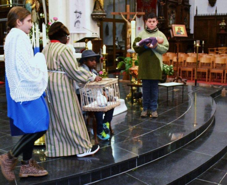 Kinderen beeldden op een spontane wijze “de opdracht van Jezus in de tempel” uit. 