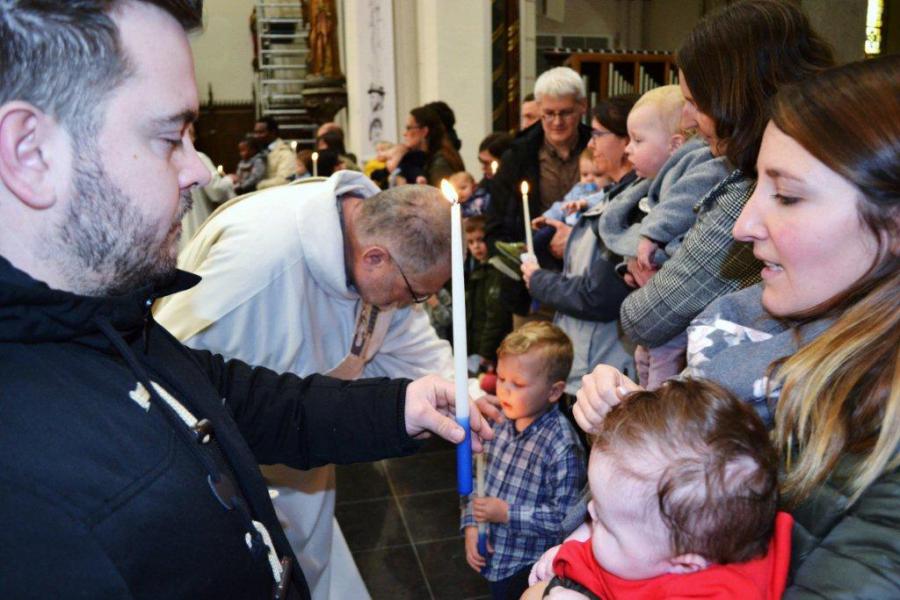 De lichtmiskaarsen en de medailles werden gewijd en meegegeven aan de dopelingen. Mooie en zinvolle viering en een jaarlijkse traditie in onze kerk 