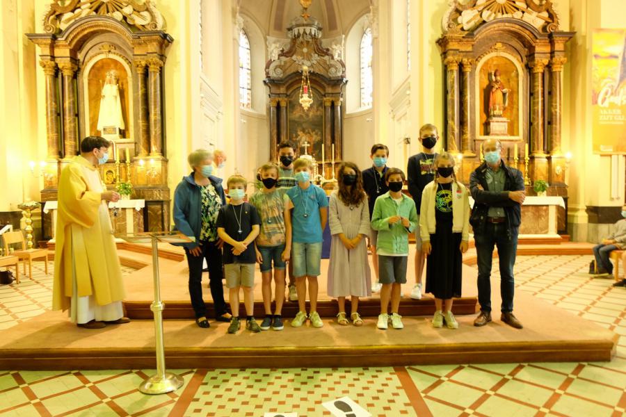 Op dinsdag 6 en woensdag 7 juli tijdens de eucharistieviering, mochten onze kandidaat-vormelingen, 53 twaalfjarigen en 43 dertienjarigen, hun naam opgeven en kregen zij het vormselkruisje opgelegd. 