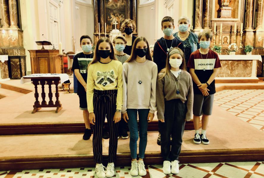 Op dinsdag 6 en woensdag 7 juli tijdens de eucharistieviering, mochten onze kandidaat-vormelingen, 53 twaalfjarigen en 43 dertienjarigen, hun naam opgeven en kregen zij het vormselkruisje opgelegd. 