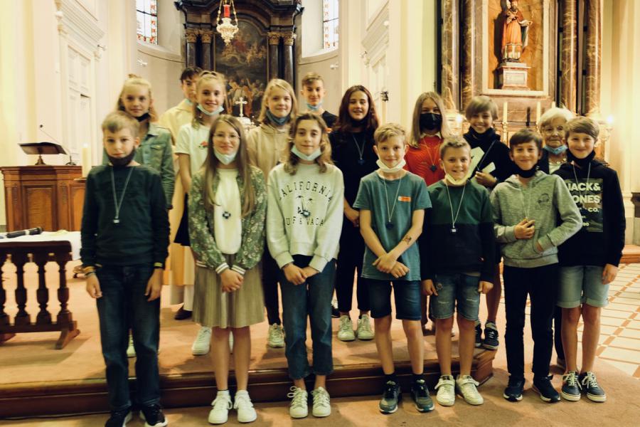 Op dinsdag 6 en woensdag 7 juli tijdens de eucharistieviering, mochten onze kandidaat-vormelingen, 53 twaalfjarigen en 43 dertienjarigen, hun naam opgeven en kregen zij het vormselkruisje opgelegd. 