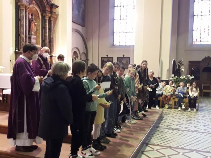 Na een lange onderbreking konden ook de vormelingen terug samenkomen en eucharistie vieren.  