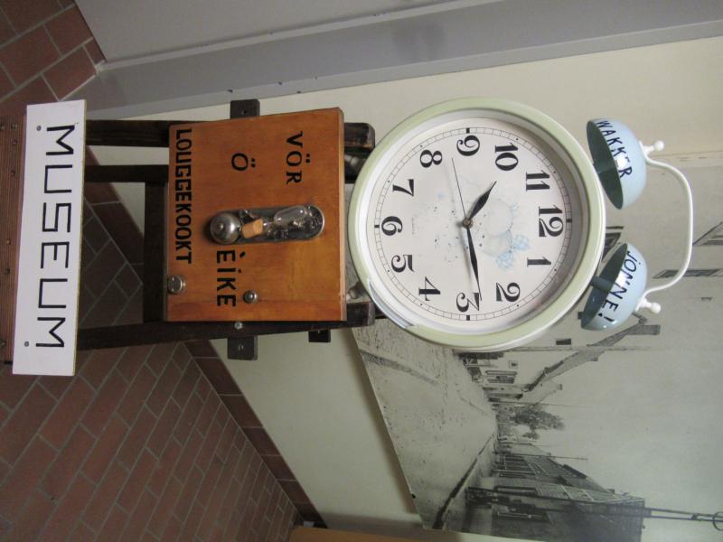 Femma Lutselus ontdekt eigen gemeente: Het wekkermuseum en bib. 