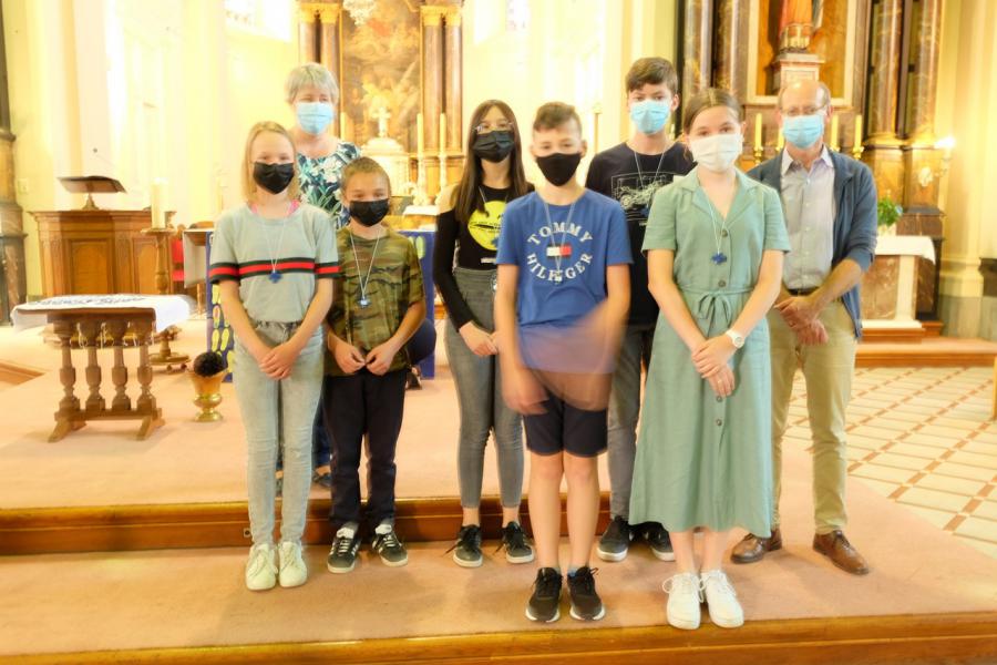 Op dinsdag 6 en woensdag 7 juli tijdens de eucharistieviering, mochten onze kandidaat-vormelingen, 53 twaalfjarigen en 43 dertienjarigen, hun naam opgeven en kregen zij het vormselkruisje opgelegd. 