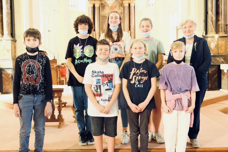 Op dinsdag 6 en woensdag 7 juli tijdens de eucharistieviering, mochten onze kandidaat-vormelingen, 53 twaalfjarigen en 43 dertienjarigen, hun naam opgeven en kregen zij het vormselkruisje opgelegd. 