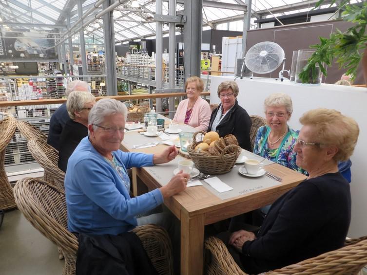 Femma Lutselus op bezoek aan het Thomas Tuincentrum 