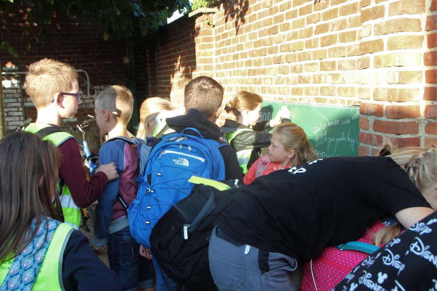 De kinderen van de lagere school mogen op een bord hun hoop voor het nieuwe schooljaar schrijven. Bij momenten in het schooljaar zullen we zeker deze hoop-zinnen meenemen. 