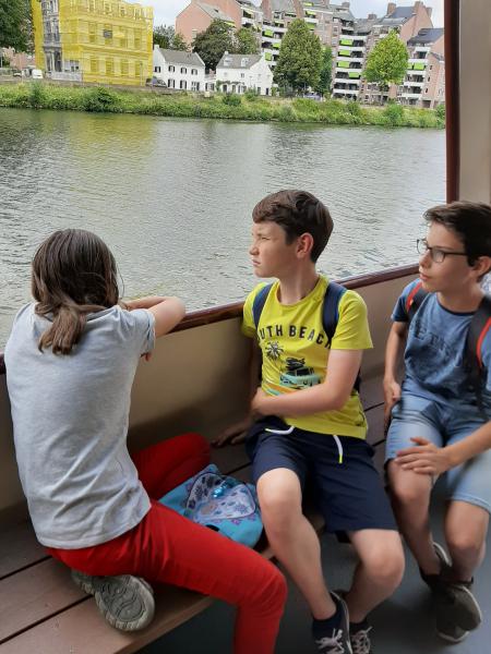 Enkele jongeren van Alt-Hoeselt tijdens boottochtje in Maastricht © federatie Hoeselt