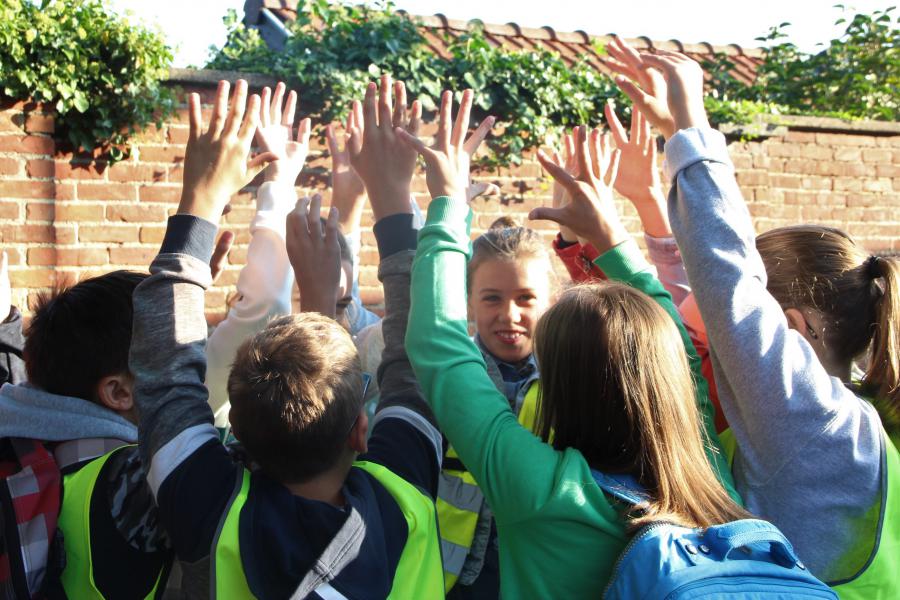 Deze  zin zal dit jaar vaak weerklinken Hoop doet leven, hoop doet leren.  Kinderen beelden dit uit.  