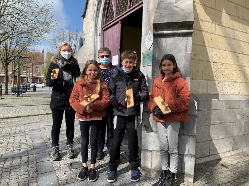 De kinderen vinden het geweldig om zelf kabaal  te mogen maken met de kleppen © Tabor Peer