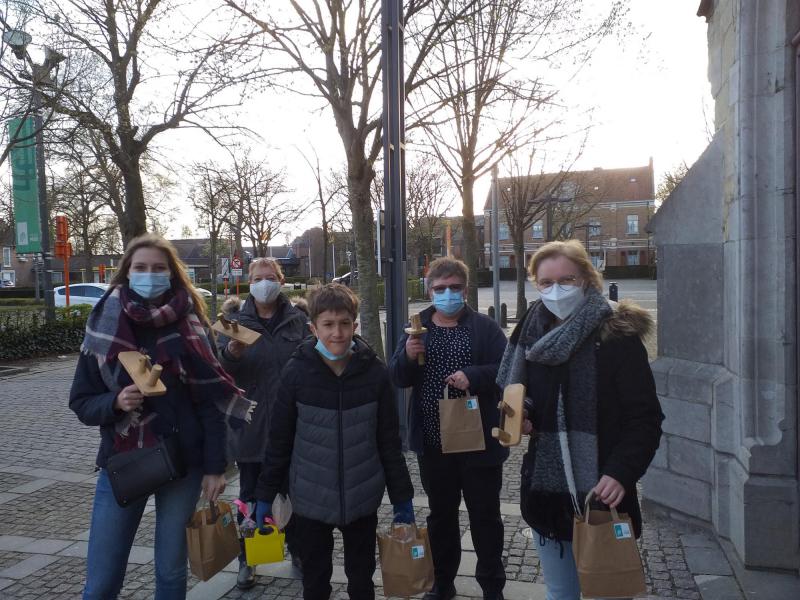 De kinderen vinden het geweldig om zelf kabaal  te mogen maken met de kleppen © Tabor Peer