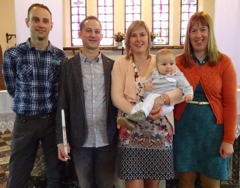 Op 30 april werd de kleine Jaro Grosemans gedoopt, proficiat aan de familie van Jaro. We zien hem hier op zijn doopfoto. 