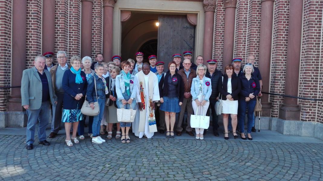 Op 15 mei herdacht de Sint-Jacobsgilde van Rekhoven de overledenen van de gilde tijdens een viering voorgegaan door pastoor Innocent. Hier zien we hen samen op de foto. 