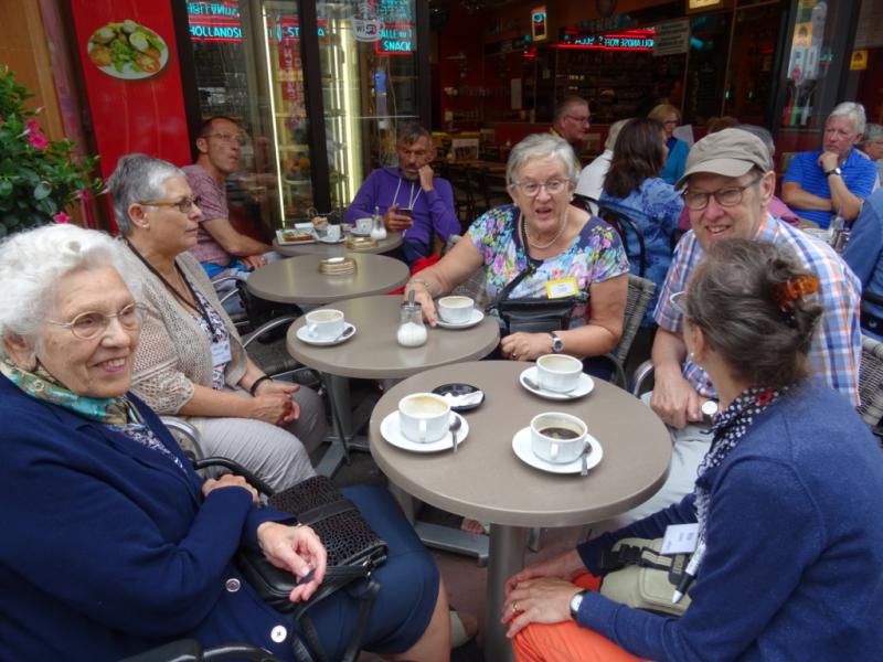 Lourdesreis 2017 - Gezellig samenzijn op een terrasje in Lourdes : het hoort er helemaal bij! 