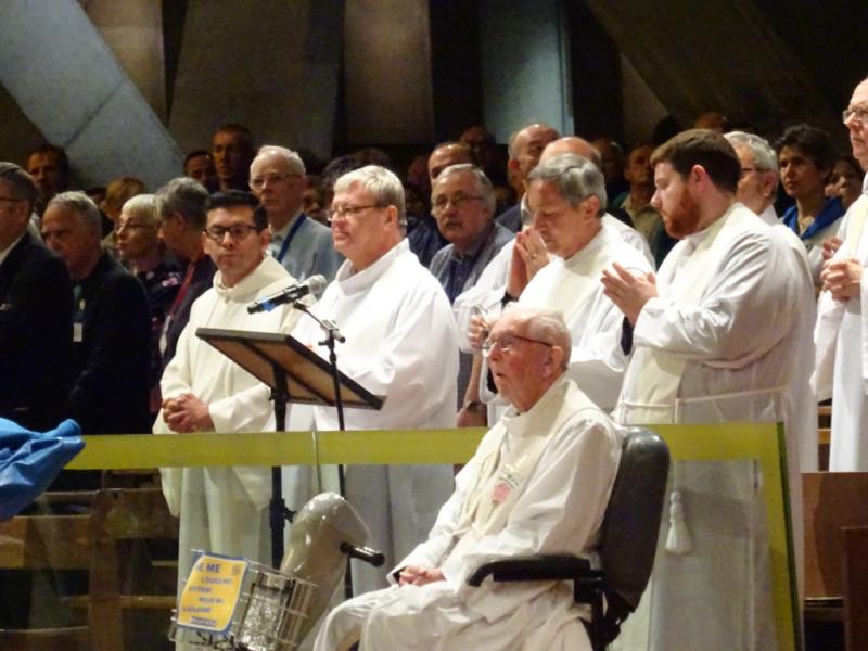 Lourdesreis 2017 - Hier zien we pastoor Tony die in de sacramentsprocessie voorging samen met confraters uit Spanje, Frankrijk en Engeland. 