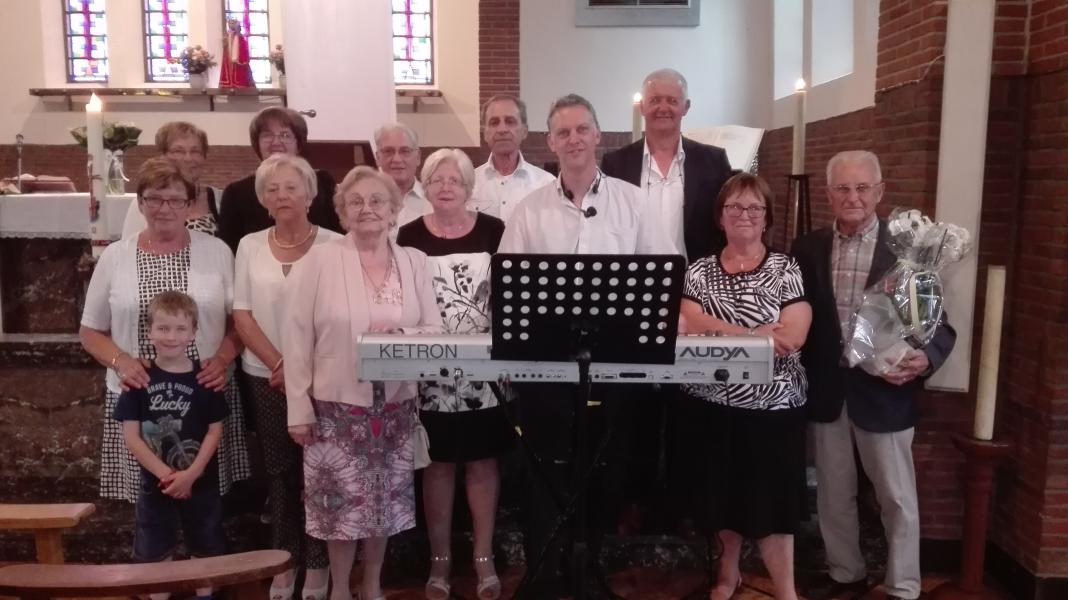 Het Sint Jankoor, samen met organist Gerry bij het feest van Sint Jan. 