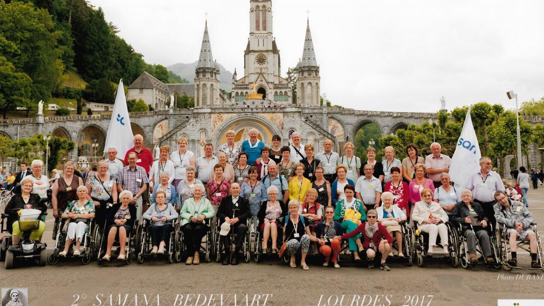 Lourdesreis 2017 - Hier de groepsfoto van het hotel Alba met verantwoordelijk Rita en de hele bende met verpleegkundigen, medewerkers en bedevaarders. 