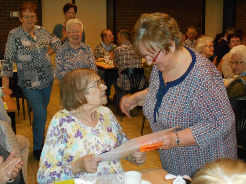 Lentefeest Samana april 2017 - dankjewel Fien voor jaren inzet als kernlid © foto J.K.