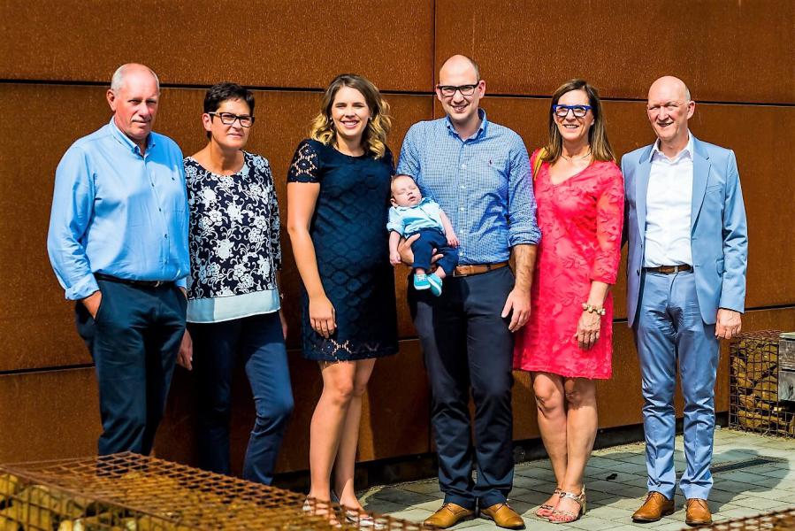 Op de foto zien we de kleine Jules in de arm van de fiere papa Jonas Peeters met daarnaast zijn ouders. Links zien we de lachende mama Evi Adriaenssens en haar ouders. 