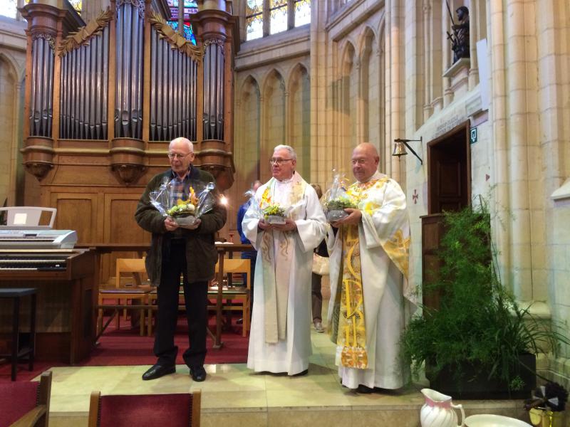 Onze priesters wordt een bos bloemen aangeboden © federatie Zutendaal